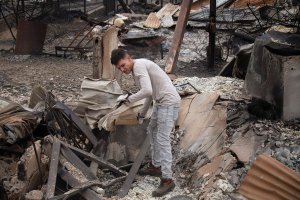 ▲▼智利中部沿海城鎮比納薩瑪（Vina del Mar）發生嚴重野火災情，大片社區被燒到焦黑。（圖／路透）
