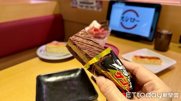 ▲壽司郎與雷神巧克力合推聯名商品「黑雷神巧克力冰霸棒」。（圖／壽司郎提供）