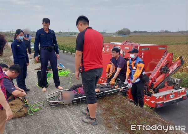 ▲台南市警新營分局鹽水分駐所員警在後鎮大排水道內發現跌落大排的顏男，馬上通報消防人員，共同涉水將他救起送醫。（圖／記者林東良翻攝，下同）