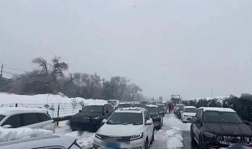 ▲暴雪致湖北高速癱瘓，乘客下車「燒木柴取暖」。（圖／翻攝自每日經濟新聞）