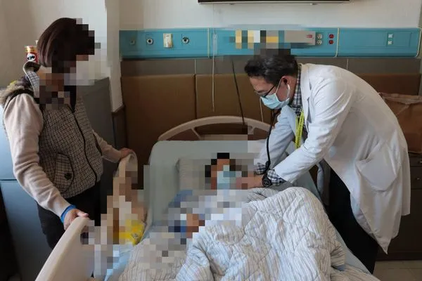 ▲部立彰化醫院小兒科主任馬瑞杉探視住院男童。（圖／彰化醫院提供）