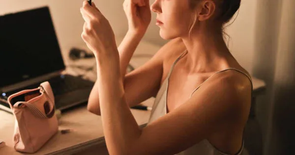 女同事素顏上班他直呼太扯。（示意圖／Pexels）