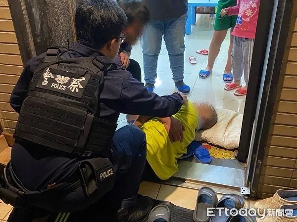 ▲潘男因癲癇發作倒臥門口，巡警發現後立即救援。（圖／龜山警分局提供）