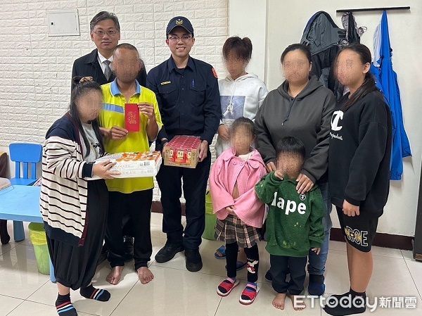▲所長曾儒義得知潘女一家逢巨變除與警友站站長致贈紓困慰問金及生活用品，並轉介社福機構紓困。（圖／龜山警分局提供）