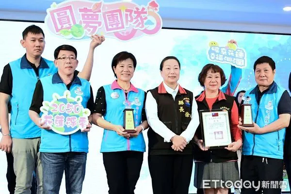 ▲▼花蓮吉安鄉勇奪低碳永續家園全國好成績，花蓮縣長日前升旗典禮中公開表揚吉安鄉長（左三）及公所團隊。（圖／吉安鄉公所提供，下同）