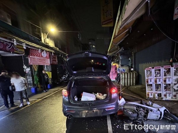 ▲並波及一旁汽機車。（圖／桃園警分局提供）