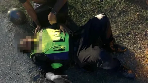 ▲▼馬來西亞一名警察在查看可疑車輛時，遭猖狂的司機兩度撞擊而受重傷。（圖／翻攝自警方）