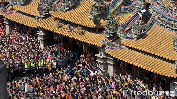 ▲▼通霄白沙屯拱天宮媽祖前往雲林縣北港朝天宮進香每年都吸引數萬信徒報名參加，今年朝天宮香客大樓早就被其他宮廟香客預訂一空，因此無法提供給白沙屯拱天宮的香丁腳住宿。（圖／資料照片，記者蔡文淵翻攝）
