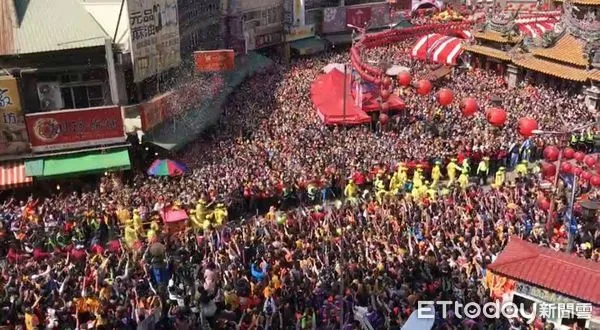 ▲▼通霄白沙屯拱天宮媽祖前往雲林縣北港朝天宮進香每年都吸引數萬信徒報名參加，今年朝天宮香客大樓早就被其他宮廟香客預訂一空，因此無法提供給白沙屯拱天宮的香丁腳住宿。（圖／資料照片，記者蔡文淵翻攝）