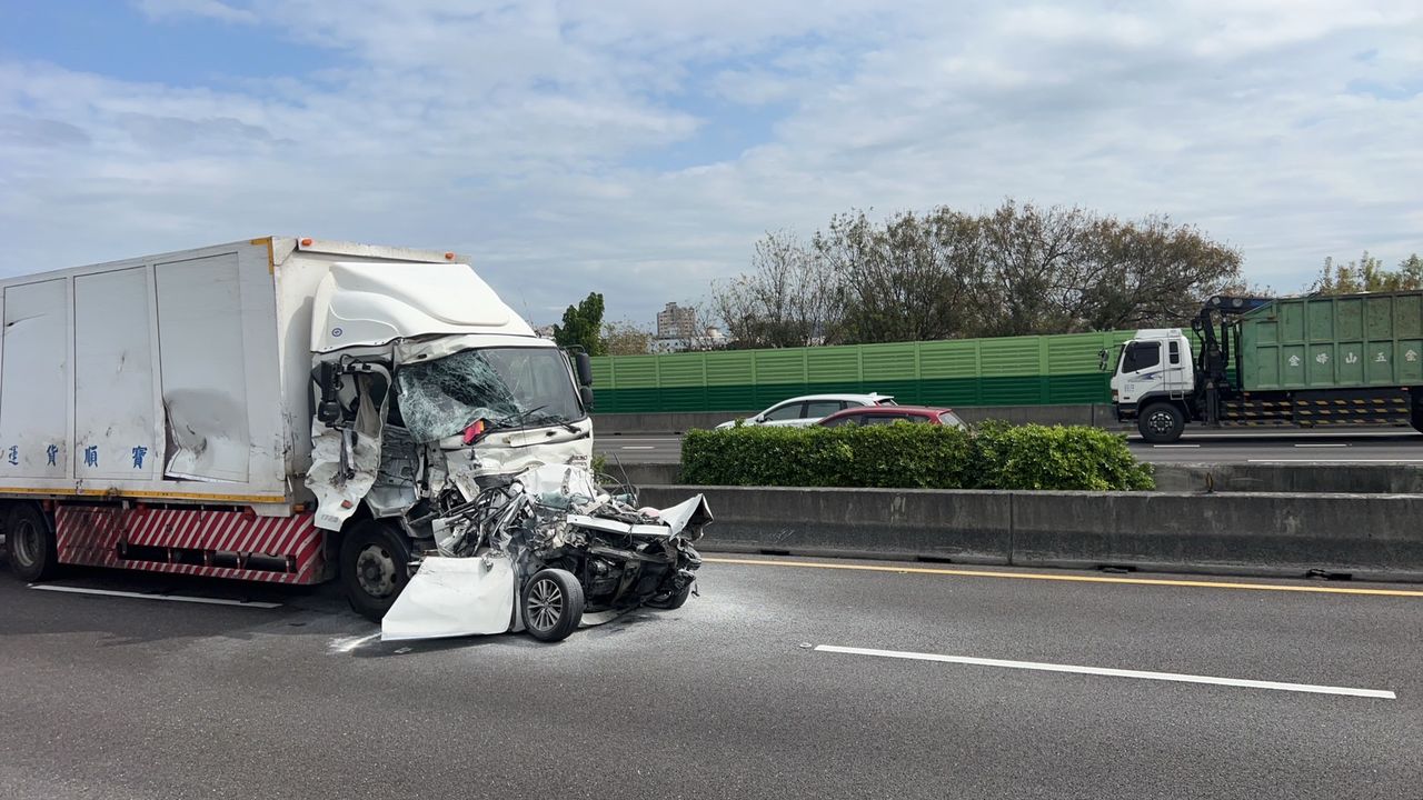 快訊／國1彰化嚴重事故！2轎車變形「皺成一團」　駕駛受困搶救中 | ETtoday社會新聞 | ETtoday新聞雲