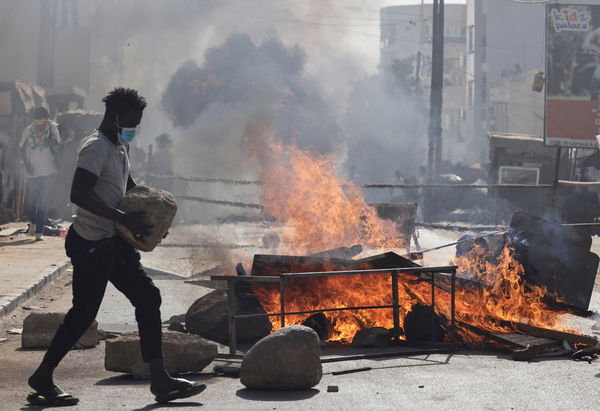 ▲▼塞內加爾示威者抗議推遲總統選舉，與防暴警察發生衝突。（圖／路透）