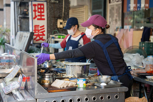 ▲▼六姐傳統飯糰特製蛋餅專賣店，鹽埕必吃30年早餐，滿滿餡的起毛汁粉漿蛋餅、現煎蘿蔔糕加蔥蛋             。（圖／虎麗提供）