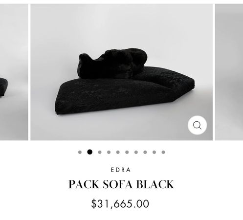 ▲Jennie辦公室裡的黑色沙發要價百萬。（圖／翻攝自X）