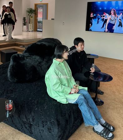 ▲Jennie的公司辦公室被發現和《換乘戀愛3》宿舍是相同地點。（圖／翻攝自X）