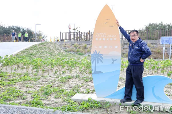▲台南黃金海岸「海洋新樂園」落成啟用，黃偉哲市長邀民眾一起來體驗海灘林下漫遊之美。（圖／記者林東良翻攝，下同）