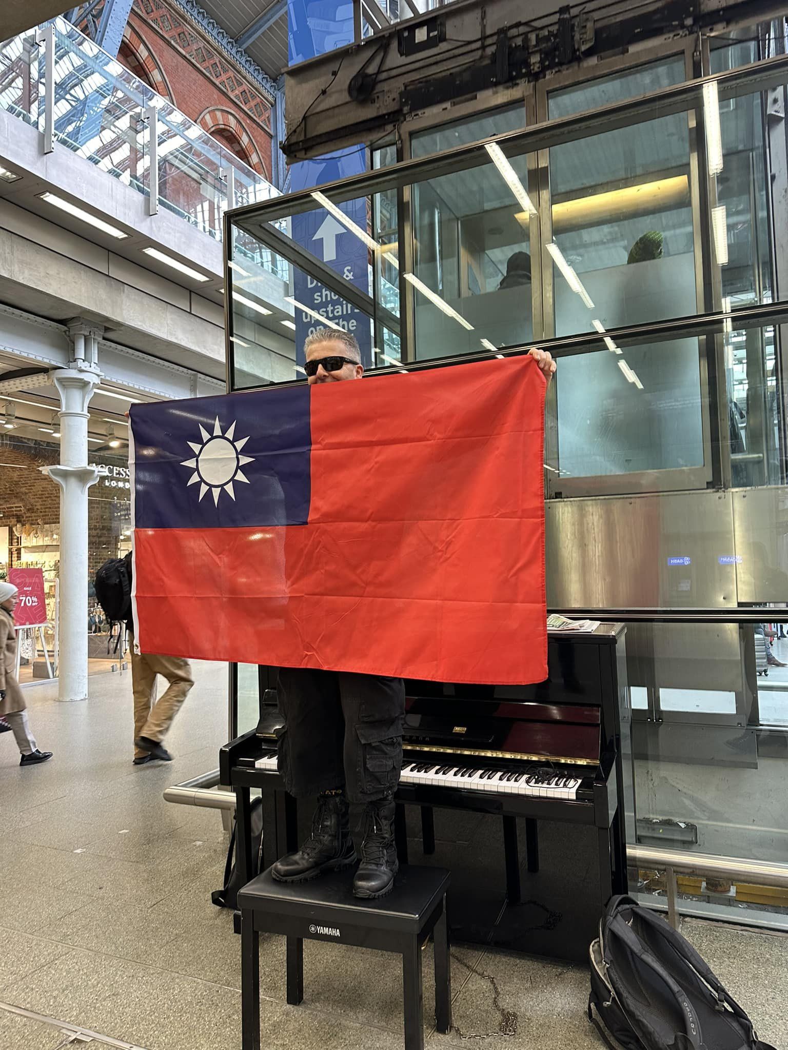 ▲英國鋼琴家卡瓦納高舉台灣國旗。（圖／翻攝Brendan Kavanagh臉書）