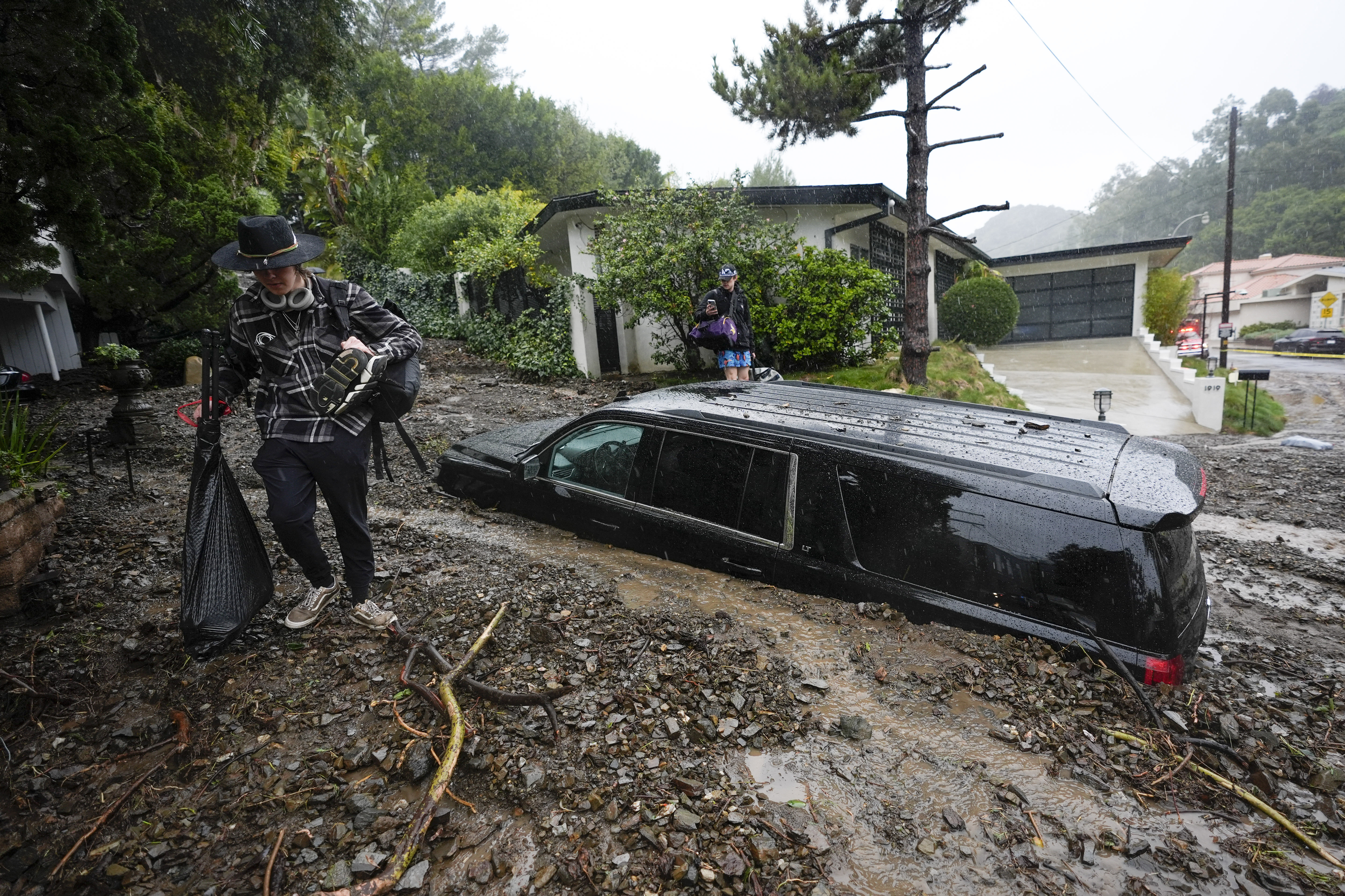 ▲▼比佛利山莊有車輛慘遭土石流淹沒。（圖／達志影像／美聯社）