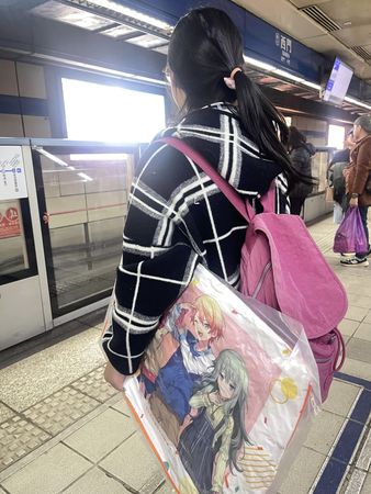 ▲萁萁和女兒在西門捷運站目睹別人逃票。（圖／翻攝自臉書／萁萁的黃三寶）