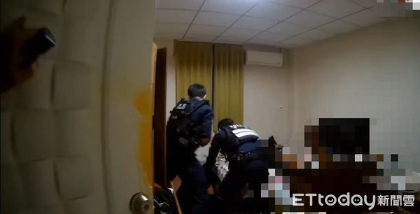 ▲警方因王男除了持刀傷人，還是一名在逃通緝犯，出動優勢警力破門將其逮捕歸案。（圖／花蓮警分局提供）