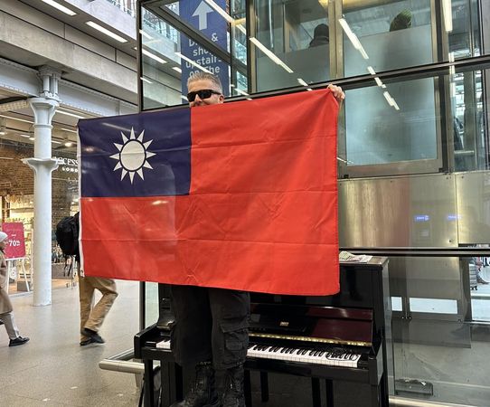 ▲▼英國鋼琴家卡瓦納（Brendan Kavanagh）高舉台灣國旗。（圖／翻攝Brendan Kavanagh臉書）