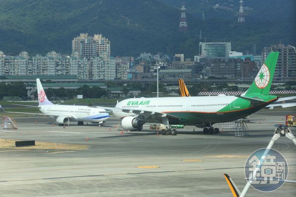 本刊調查，長榮、華航及星宇的薪資結構不同，但總數來說，正機師年薪都在480萬元起跳。（本刊資料照）