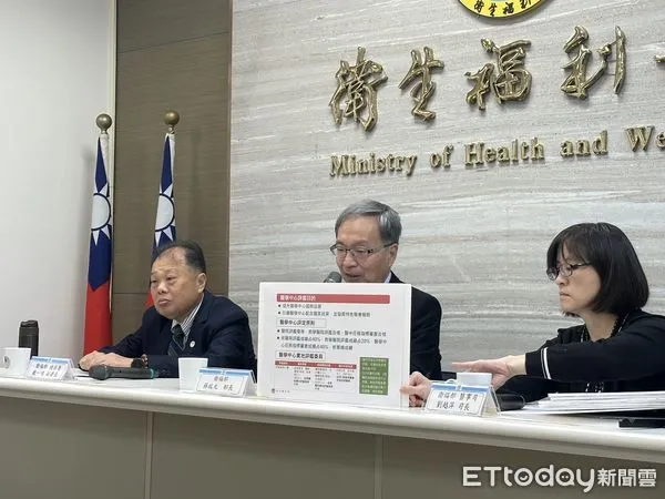 衛福部部長薛瑞元公布醫院評鑑結果。