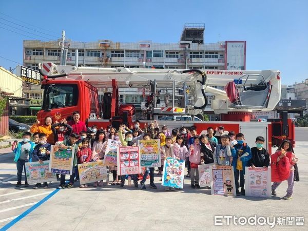 ▲台南市消防局大灣分隊5日上午舉辦「小小消防員體驗活動」宣導，藉由活動讓學童體驗消防與防災，建立各項消防知識。（圖／記者林東良翻攝，下同）