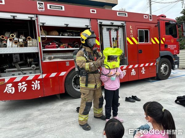 ▲台南市消防局大灣分隊5日上午舉辦「小小消防員體驗活動」宣導，藉由活動讓學童體驗消防與防災，建立各項消防知識。（圖／記者林東良翻攝，下同）