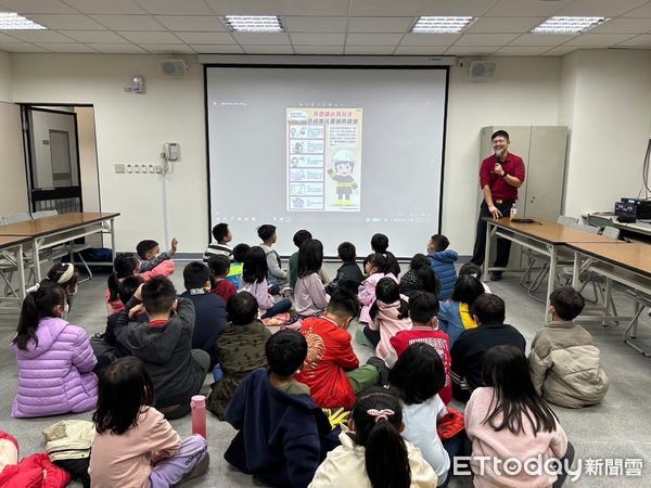 ▲台南市消防局大灣分隊5日上午舉辦「小小消防員體驗活動」宣導，藉由活動讓學童體驗消防與防災，建立各項消防知識。（圖／記者林東良翻攝，下同）