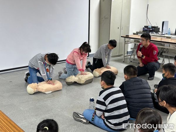 ▲台南市消防局大灣分隊5日上午舉辦「小小消防員體驗活動」宣導，藉由活動讓學童體驗消防與防災，建立各項消防知識。（圖／記者林東良翻攝，下同）