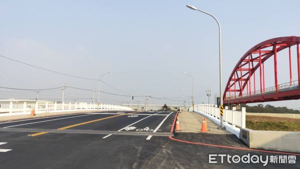 ▲台南三爺溪永寧橋改建，投入2.2億元，2022年3月動工，順利在春節前通車。（圖／記者林東良翻攝，下同）