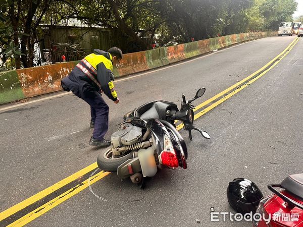 ▲▼枯枝從天掉下，機車騎士為閃避，撞上隔壁機車             。（圖／記者戴上容翻攝）