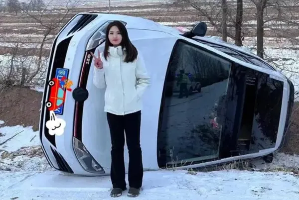 ▲00後妹子雪地翻車。（圖／翻攝自封面新聞）
