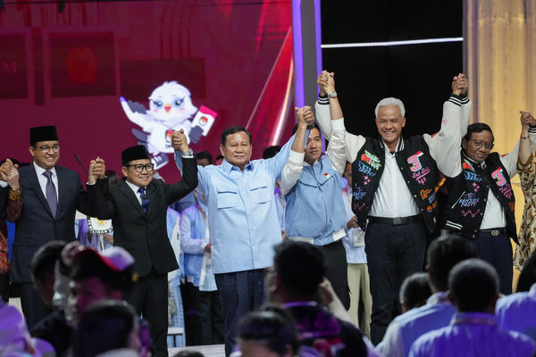 ▲▼印尼總統大選3組候選人，由左至右分別為阿尼斯（Anies Baswedan）與其副手、普拉伯沃（Prabowo Subianto）與其副手、甘查爾（Ganjar Pranowo）與其副手。（圖／達志影像／美聯社）