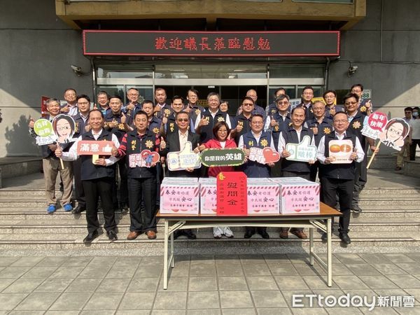 ▲▼高市議會議長康裕成頒發慰勞金及慰勞品，慰勉警察同仁年節期間犧牲假日、堅守崗位執行加強重要節日安全維護工作的辛勞。（圖／記者吳世龍翻攝）