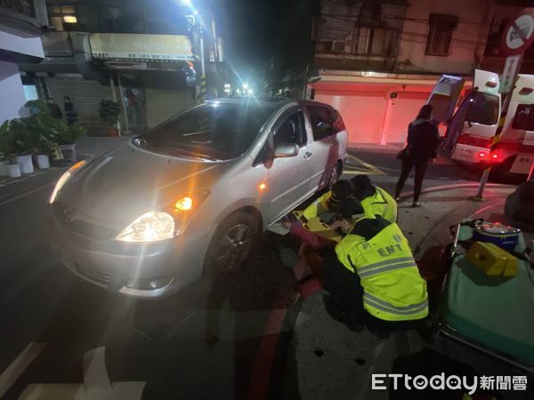 ▲▼ 淡水女路倒路邊遭車輾過            。（圖／記者戴上容翻攝）