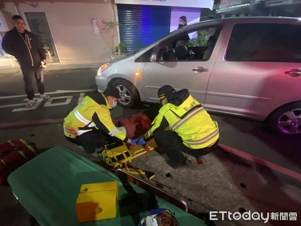 ▲▼ 淡水女路倒路邊遭車輾過            。（圖／記者戴上容翻攝）