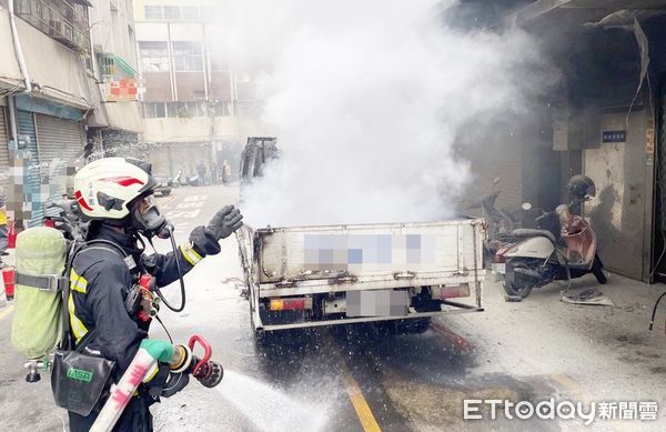 ▲桃園市中壢區中北路上一輛小貨車今天上午車斗處突起火燃燒，消防人員到場灌救。（圖／記者沈繼昌翻攝）