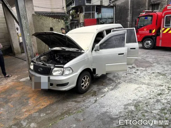 ▲▼新北汽車冒煙             。（圖／記者郭世賢翻攝）