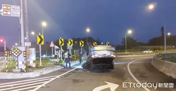 ▲國3高原交流道今天傍晚發生轎車自撞匝道翻覆意外，國道六隊員警到場處理。（圖／記者沈繼昌翻攝）