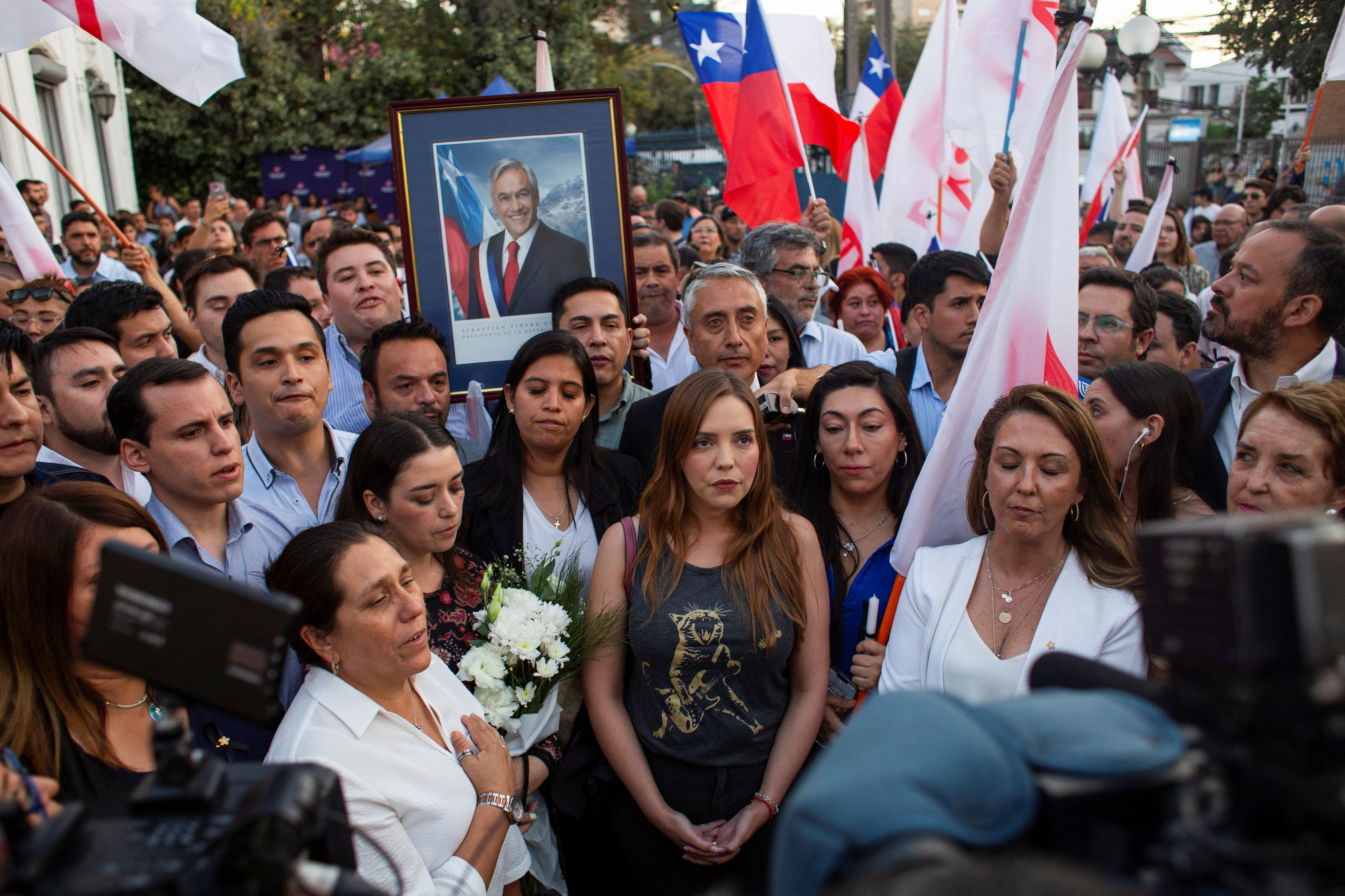 ▲▼ 智利前總統皮涅拉（Sebastian Pinera）搭機墜湖身亡，支持者聚集所屬政黨總部哀悼。（圖／路透）