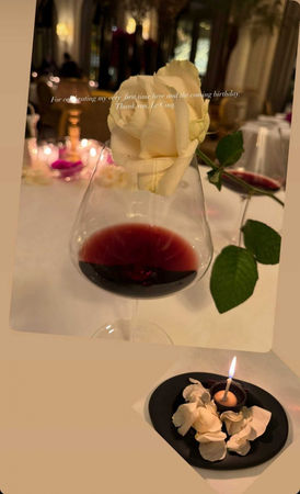 許藍方在巴黎米其林餐廳吃生日餐，浪漫燭光搭配玫瑰花瓣，看得出是甜蜜約會。（圖／翻攝自許藍方IG）