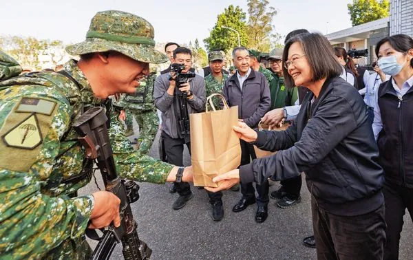蔡英文每年過年都匯到軍警海巡等單位慰勉春節值班人員。（總統府提供）