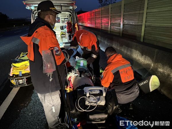 ▲▼             國1竹北路段2大貨車追撞。（圖／記者陳凱力翻攝）