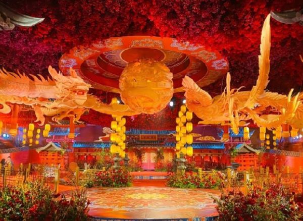 中國福建近日「葉府婚宴」引發關注，婚宴場內天花板有條金龍盤旋，排場奢華。（翻攝微博）