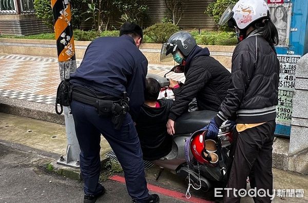 ▲全身卡在機車內，警方發現後協助困。（圖／平鎮警分局提供）