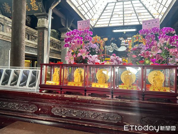 ▲▼ 嘉義縣東石鄉港口宮春節「擲筊送轎車、金媽祖」加碼蘋果手機   。（圖／記者翁伊森攝）