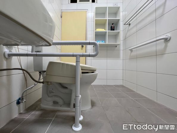▲加裝安全扶手是改造成安全浴廁的關鍵。（圖／記者沈君帆攝）