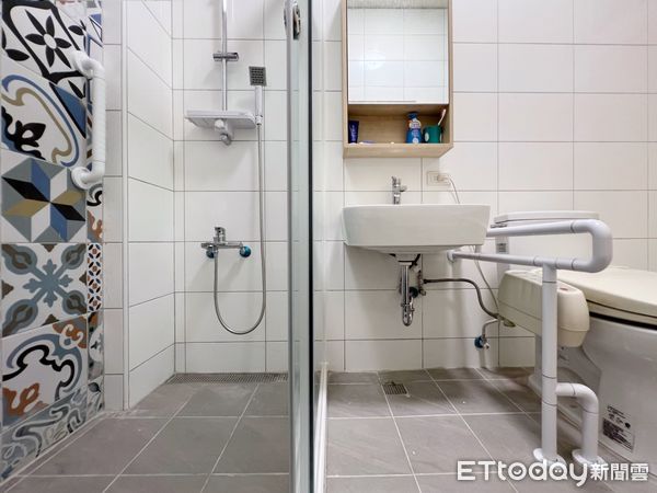 ▲ 加裝安全扶手是改造成安全浴廁的關鍵。（圖／記者沈君帆攝）