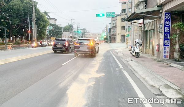 ▲桃園警分局昨天下午接獲通報指出，永安路外側車道上有不明油漬長達80公尺，員警以木屑鋪設吸附油漬。（圖／記者沈繼昌翻攝）